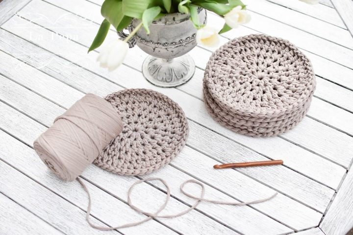 Crochet placemats from t-shirt yarn