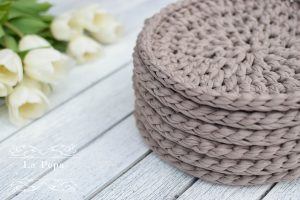 Crochet placemats from t-shirt yarn